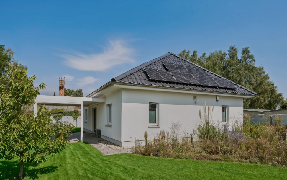 Modern Living on One Level: High-Quality Bungalow with PV System