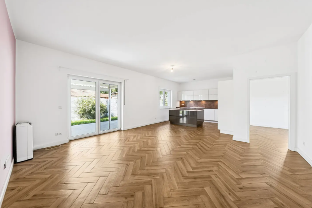 Modern Living on One Level: High-Quality Bungalow with PV System