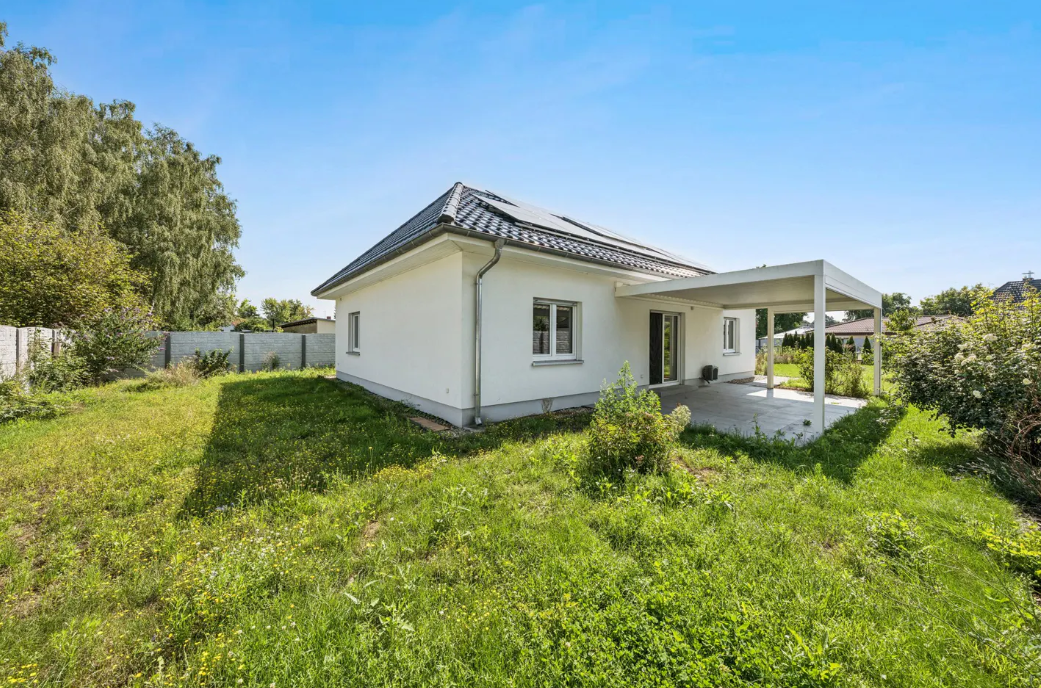 Modern Living on One Level: High-Quality Bungalow with PV System