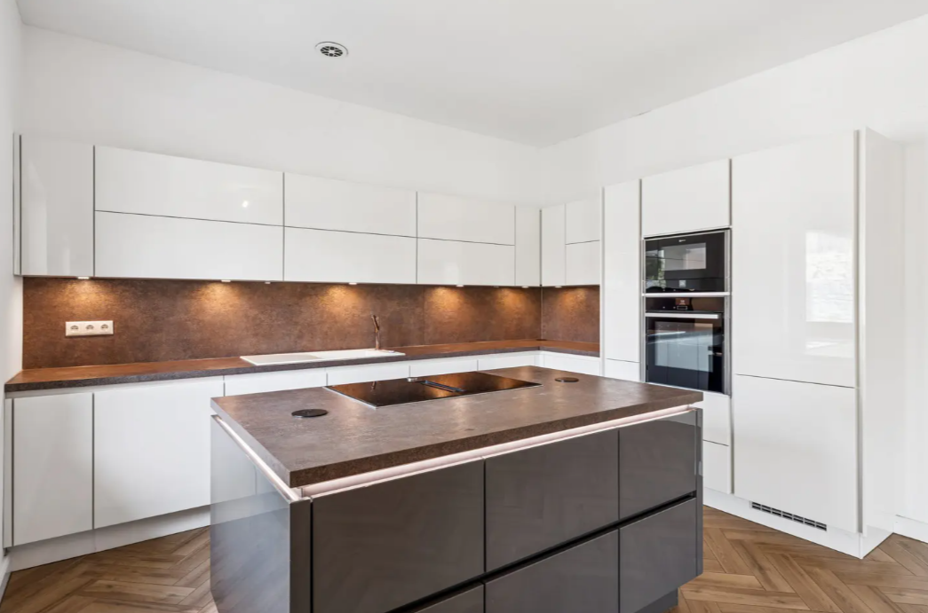 Modern Living on One Level: High-Quality Bungalow with PV System