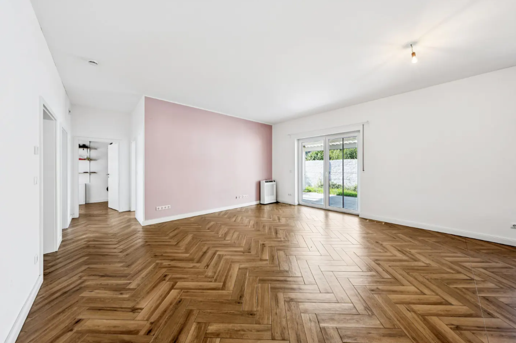 Modern Living on One Level: High-Quality Bungalow with PV System