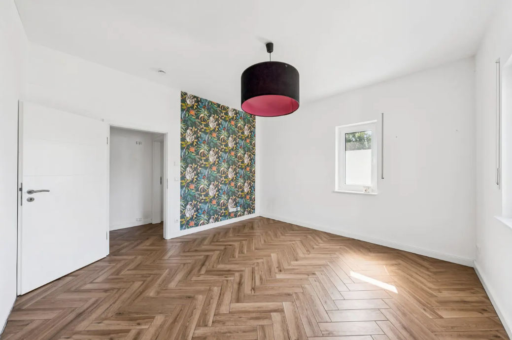 Modern Living on One Level: High-Quality Bungalow with PV System