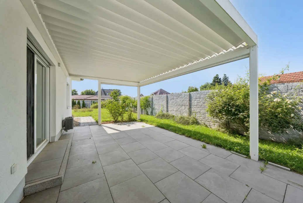 Modern Living on One Level: High-Quality Bungalow with PV System