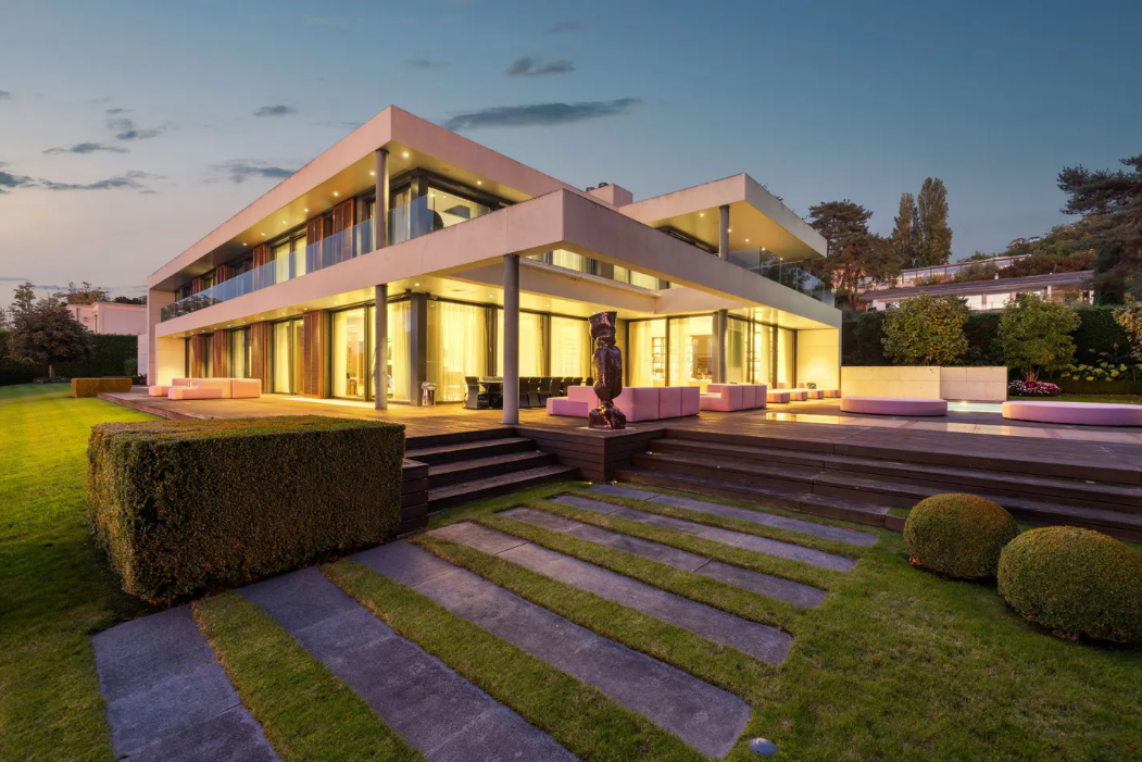 Magnificent waterfront contemporary villa