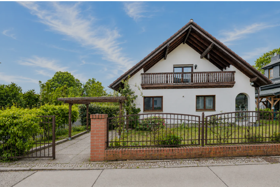 FOREST – WATER – LIVING: Two-Family Home in an Idyllic Tegel Neighborhood
