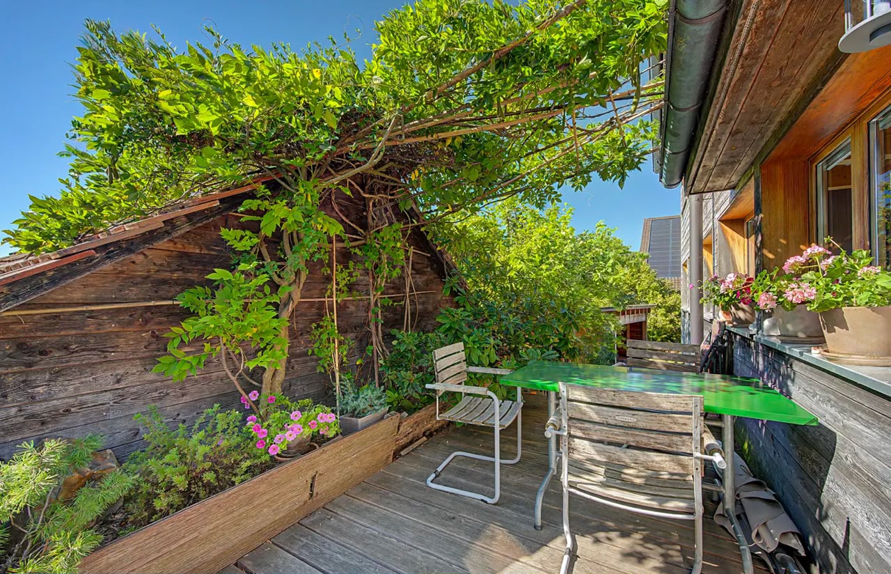 Characterful semi-detached house: privacy, panoramic views & own organic farmland