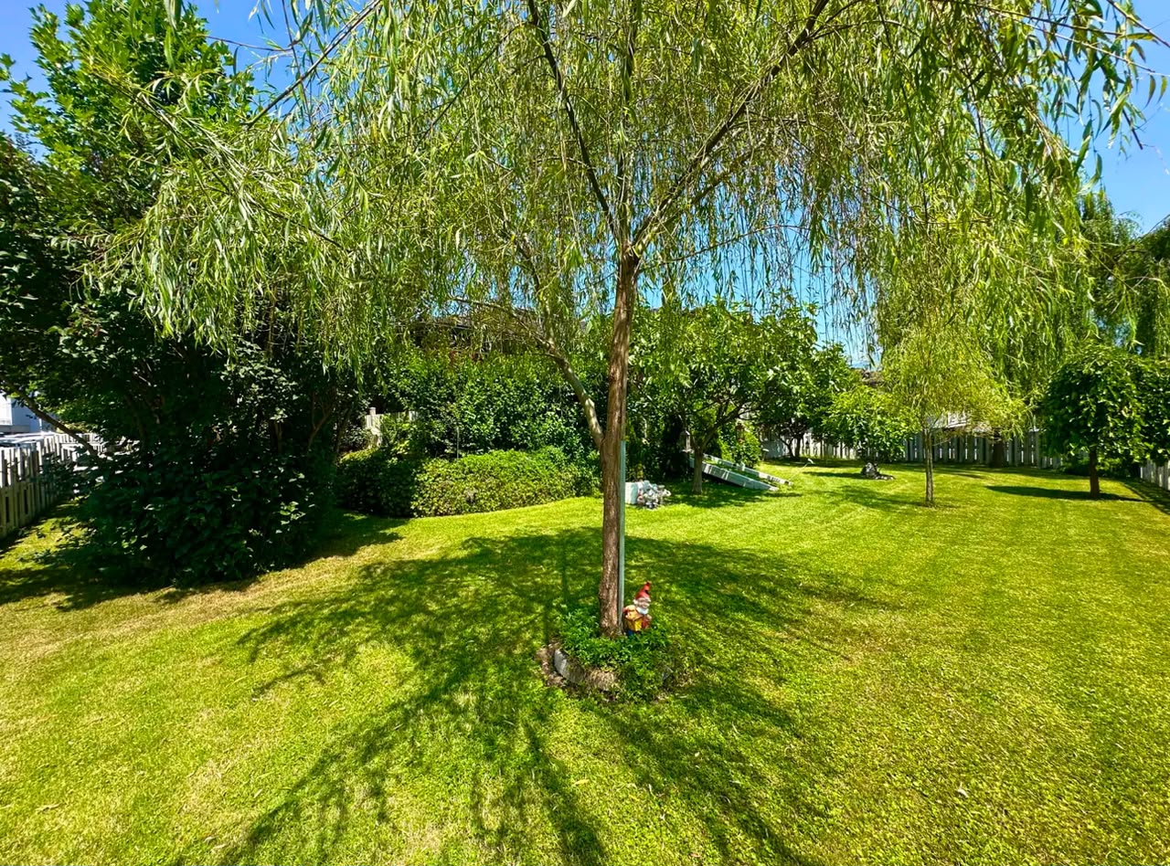 Attractive single-family home with a large plot, privacy & building land reserve!