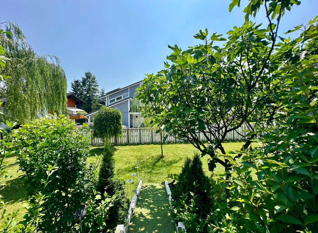Attractive single-family home with a large plot, privacy & building land reserve!