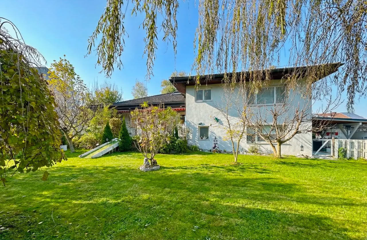 Attractive single-family home with a large plot, privacy & building land reserve!