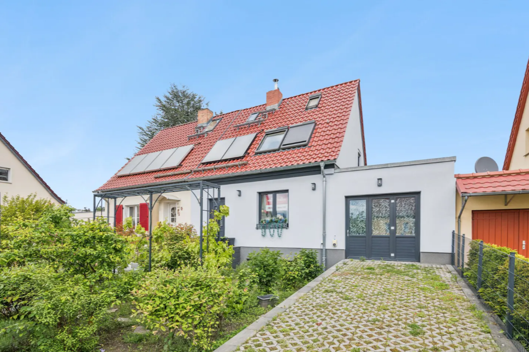 Beautifully renovated semi-detached house with the option for a separate apartment and a large garden.