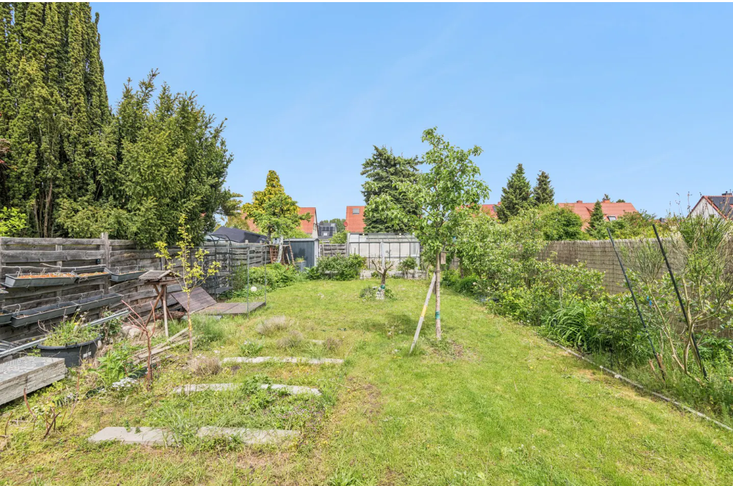 Beautifully renovated semi-detached house with the option for a separate apartment and a large garden.