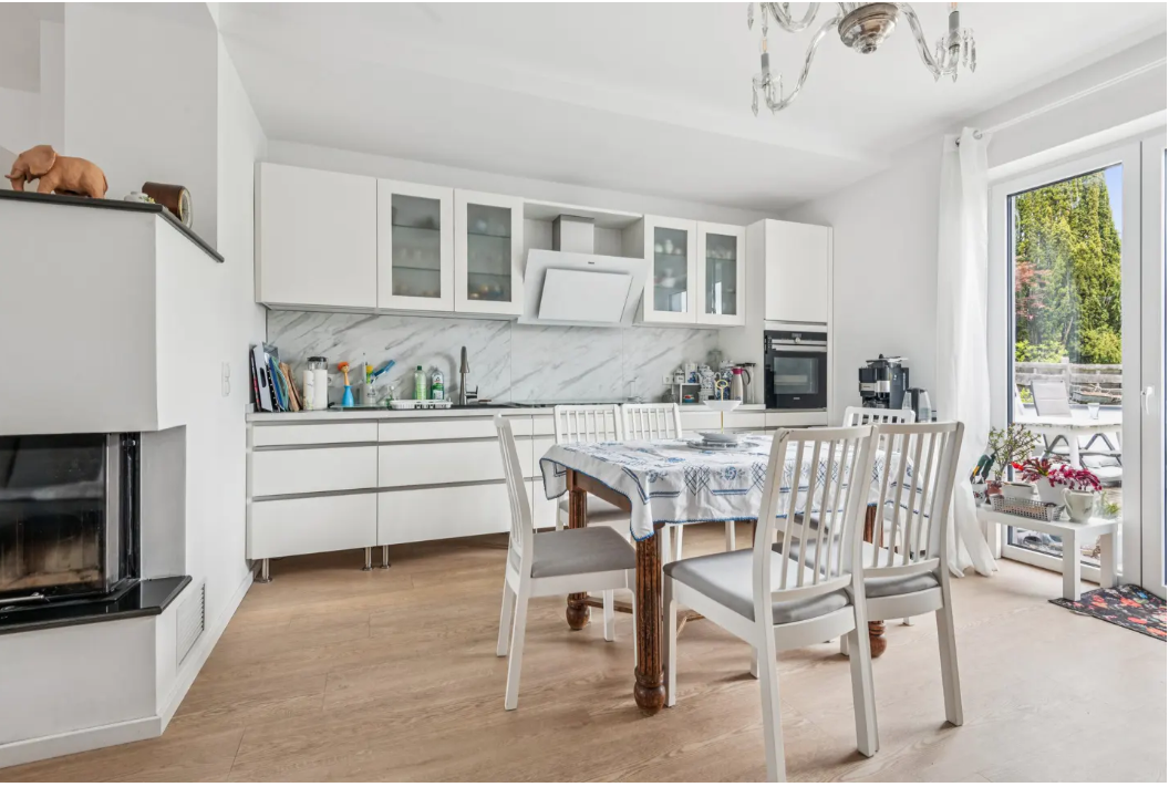 Beautifully renovated semi-detached house with the option for a separate apartment and a large garden.
