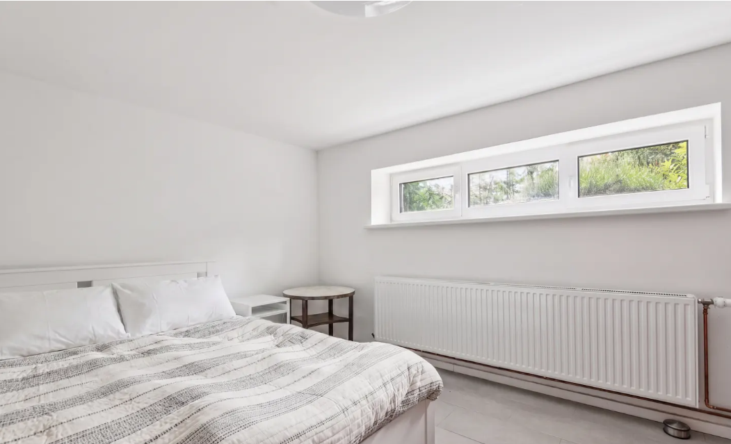 Beautifully renovated semi-detached house with the option for a separate apartment and a large garden.