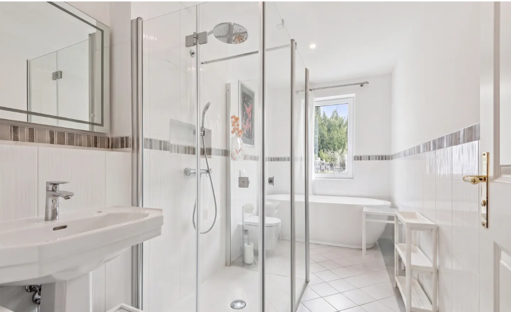 Beautifully renovated semi-detached house with the option for a separate apartment and a large garden.