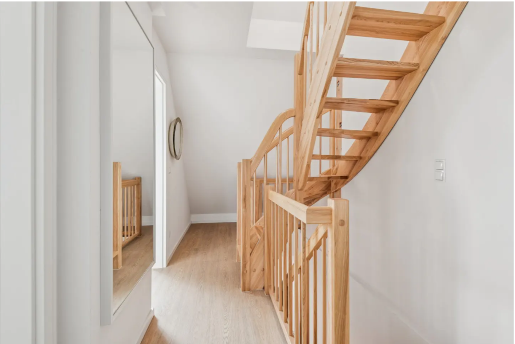 Beautifully renovated semi-detached house with the option for a separate apartment and a large garden.
