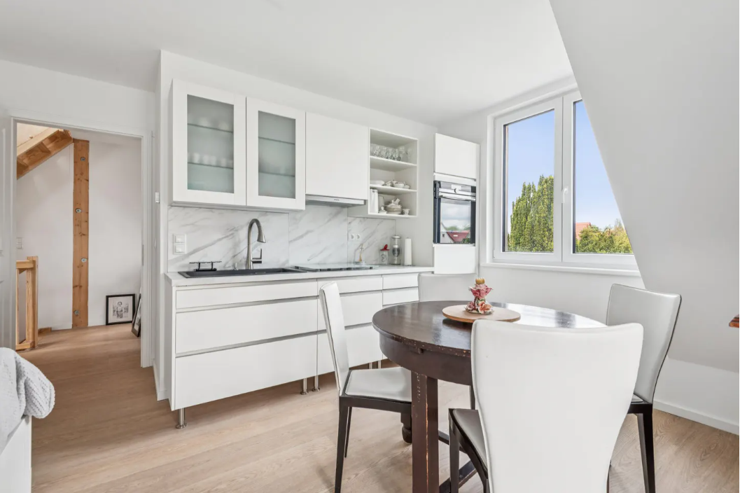 Beautifully renovated semi-detached house with the option for a separate apartment and a large garden.