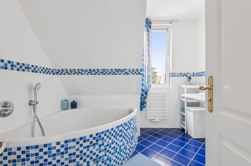 Beautifully renovated semi-detached house with the option for a separate apartment and a large garden.