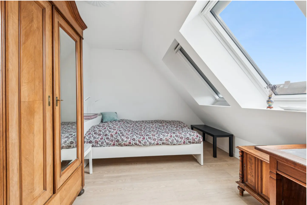 Beautifully renovated semi-detached house with the option for a separate apartment and a large garden.