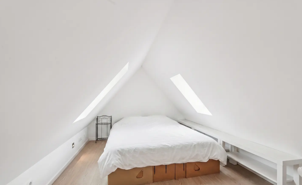 Beautifully renovated semi-detached house with the option for a separate apartment and a large garden.