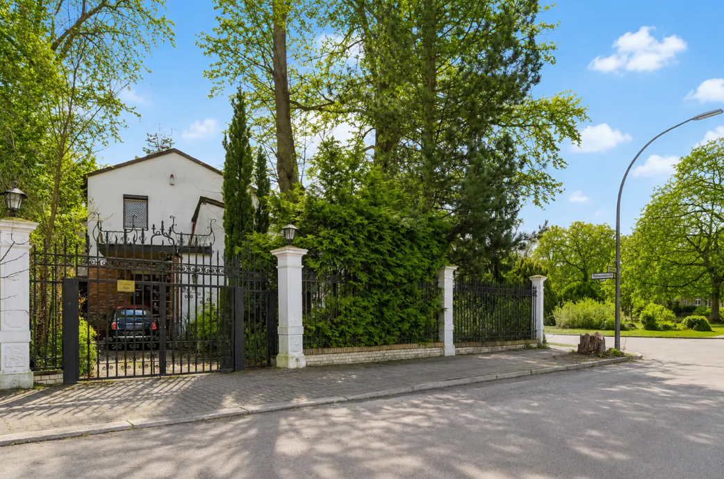 Spacious Detached House with Potential on a Dream Plot