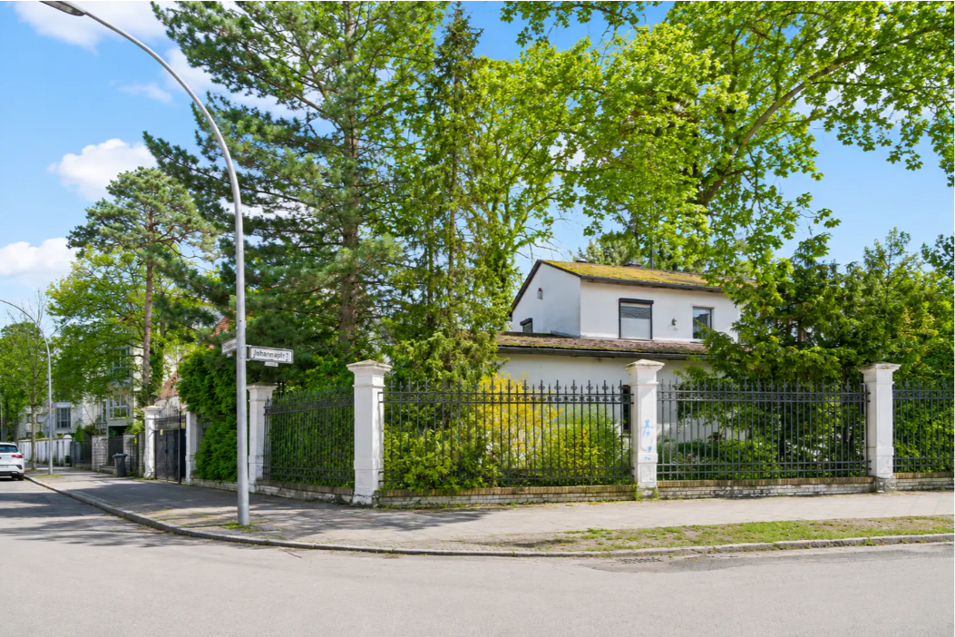 Spacious Detached House with Potential on a Dream Plot